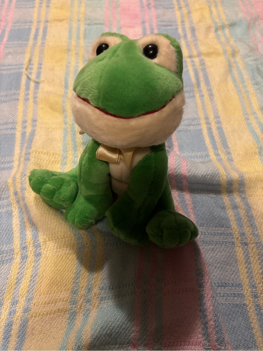 🔴 Russ Berrie 2006 Shining Stars plush green frog with a gold ribbon